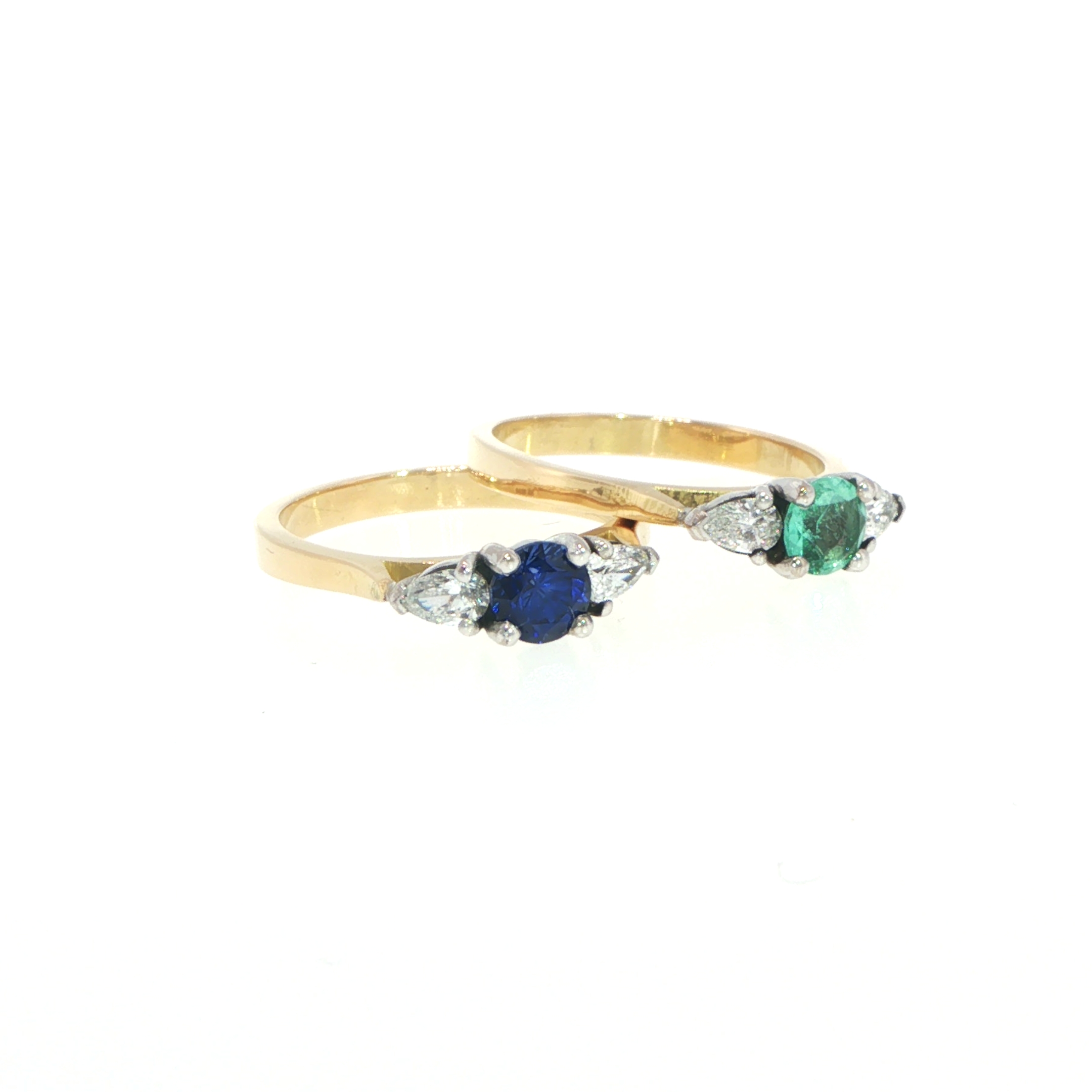 Royal Blue Sapphire Three-Stone Ring in 18ct Yellow Gold - Image 20